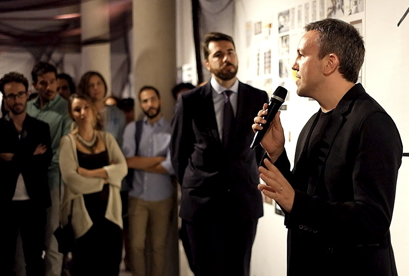 Lluis Llopis dando un discursos en los premios CDICV