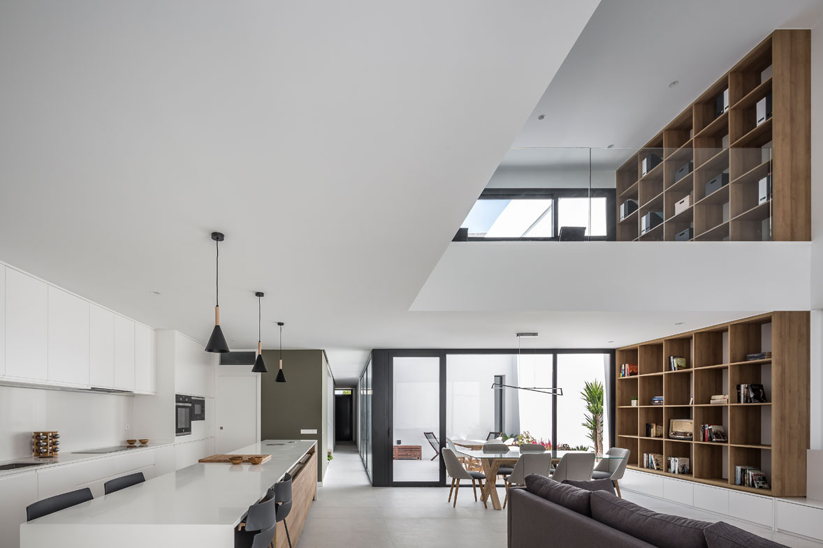 steel-frame-estructura-metalica-elo-construcciones-proyecto-arquitectura-interiorismo-diseno-reforma-escalera-hormigon-visto-madera-luminosa-constructora-valencia