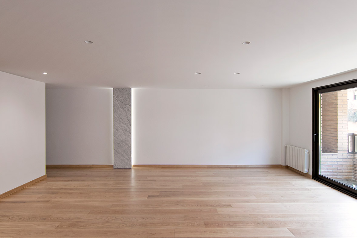 Interiorismo en el corazón de Valencia elo-construcciones-proyecto-arquitectura-diseno-reforma-apartemento-iluminacion-indirecta-pasillo-constructora