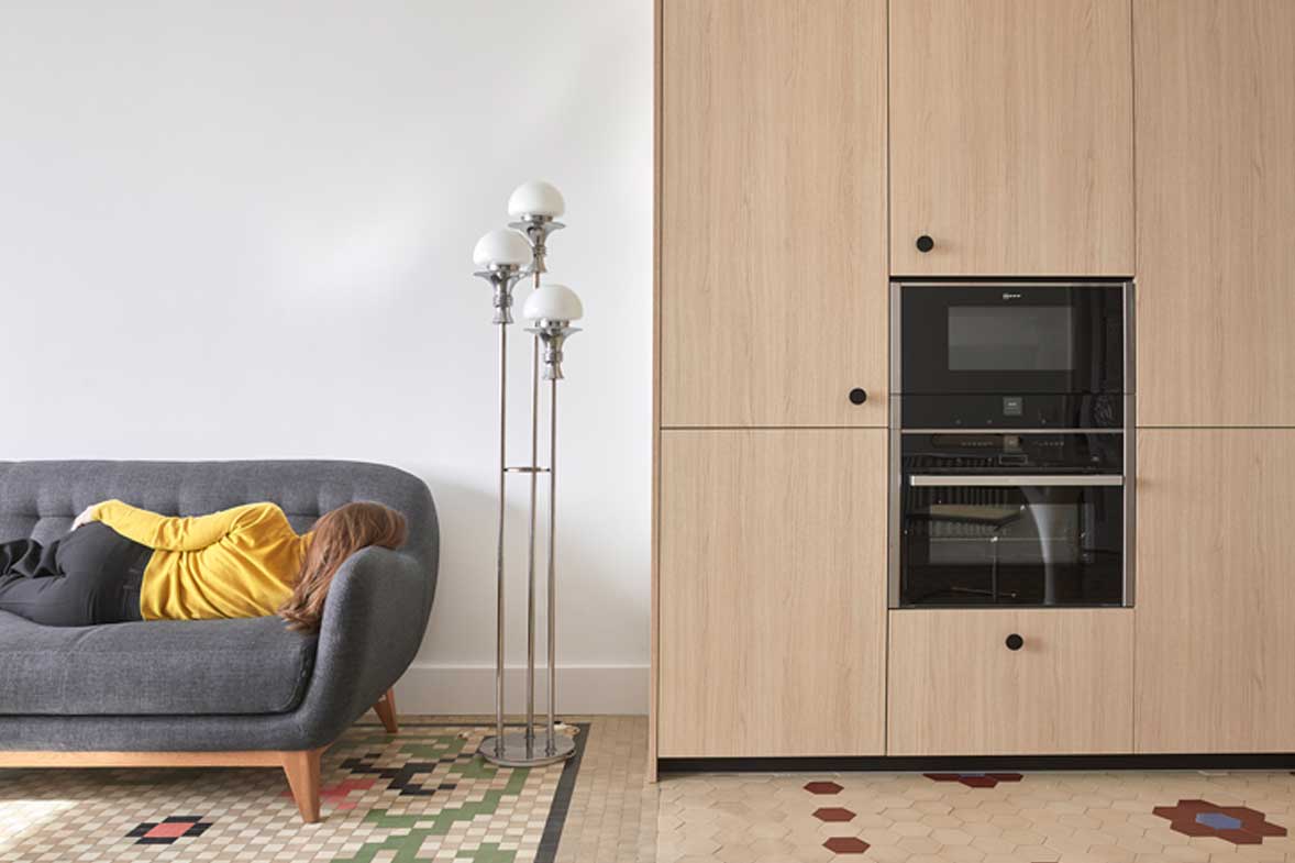 lampara de pie vintage cocina madera suelo mosaico recuperado sofá cómodo moderno