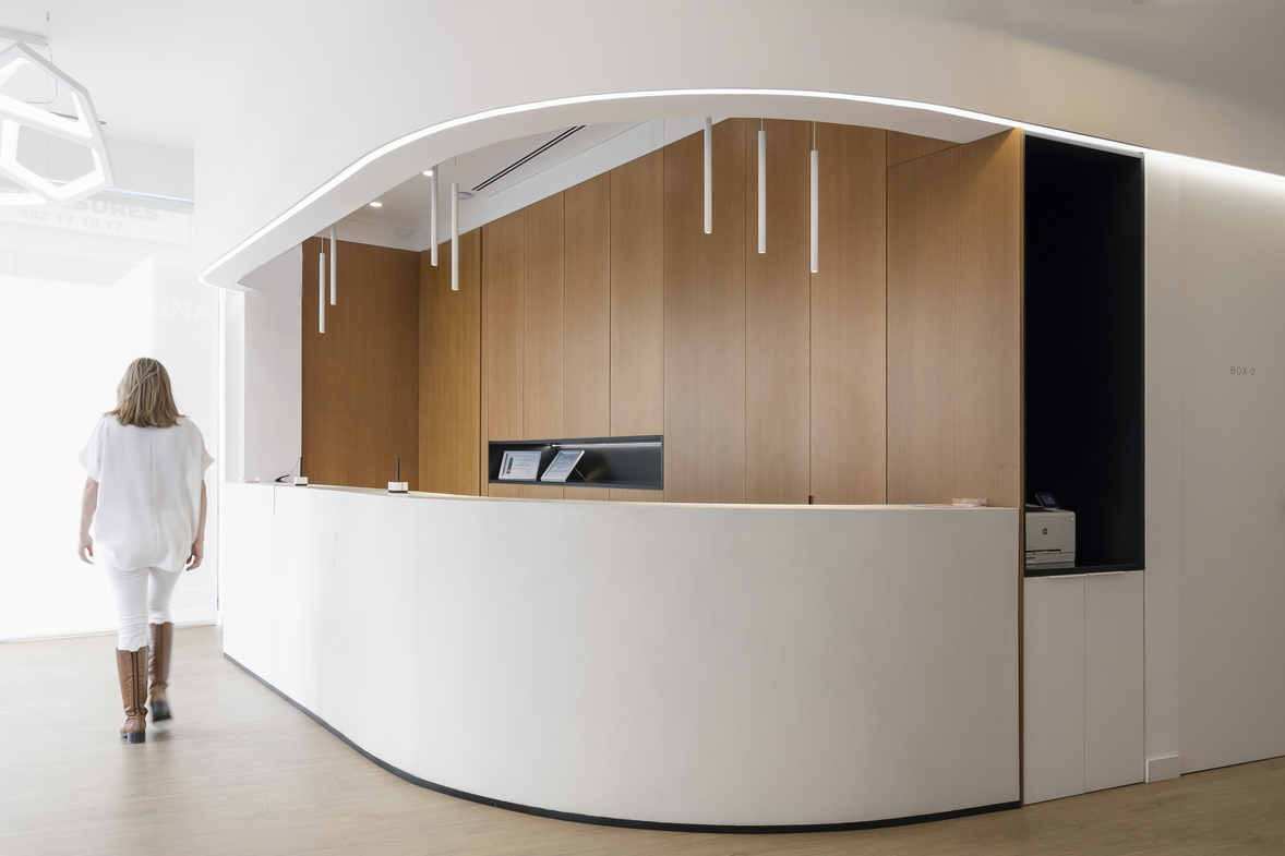 clinica-avanza-minimalista-blanco-valencia-madera-elo-construcciones-reforma